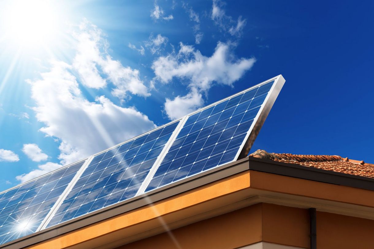 Photovoltaikanlagen liefern günstigen Strom und lohnen sich wirtschaftlich. (Bild: Shutterstock – Alberto Masnovo / ArGe Medien im ZVEH)